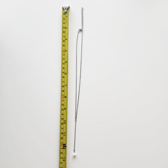 Classic & elegant silver pearl necklace with a small silver chain - Picture 6 of 8